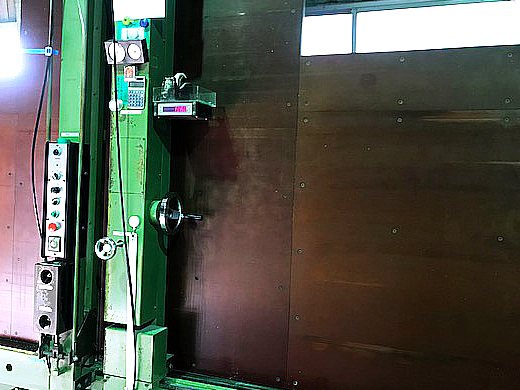 アクリル板をカットする自社工場のパネルソー